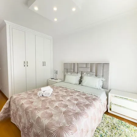 Rua Professora Virgilia Bloco A Porta N 2 1 Esq * Nazare