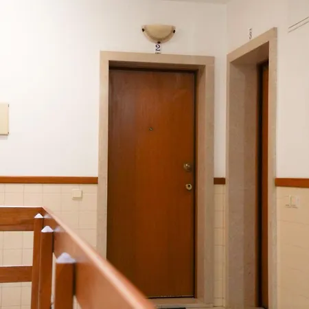 Rua Professora Virgilia Bloco A Porta N 2 1 Esq * Nazaré