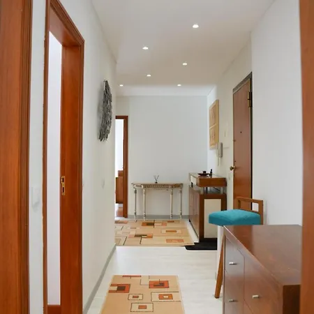 Rua Professora Virgilia Bloco A Porta N 2 1 Esq Apartment *